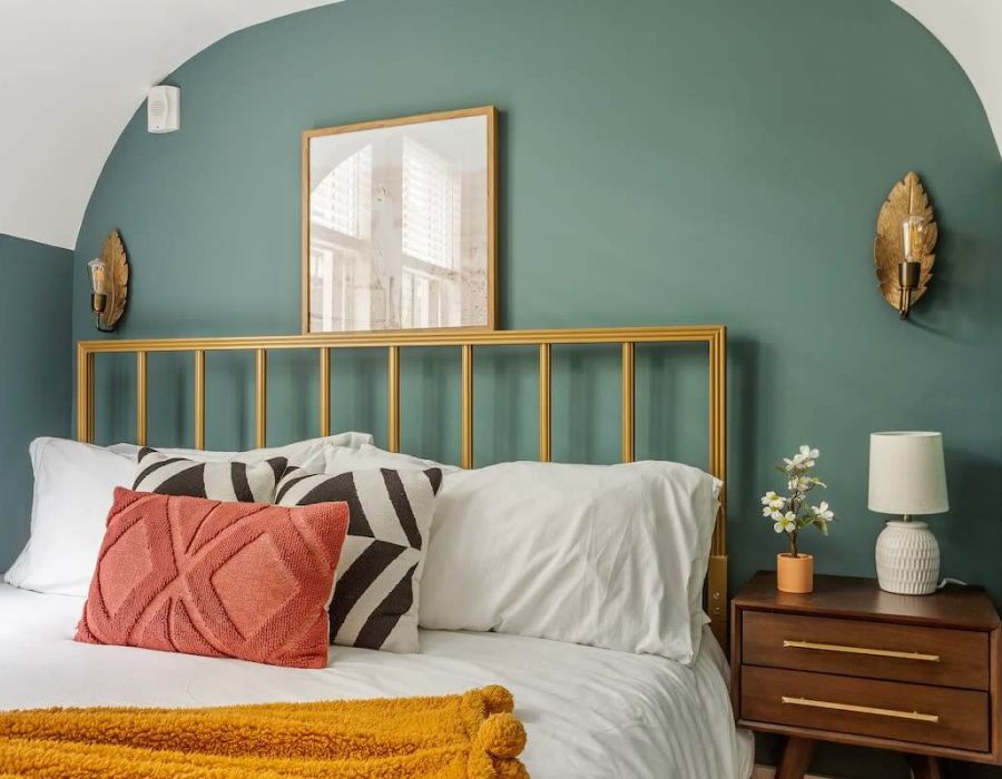 Secluded Luxury 3BR Home - Blocks to King St!