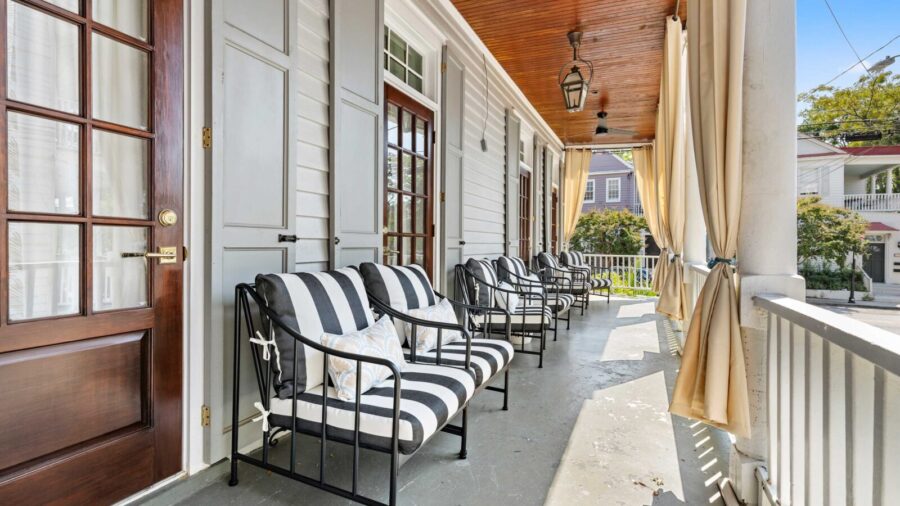 Charleston Lawis 15号 Luxury Charleston Rental at 154 Spring Street | Group Stays | Yourpad