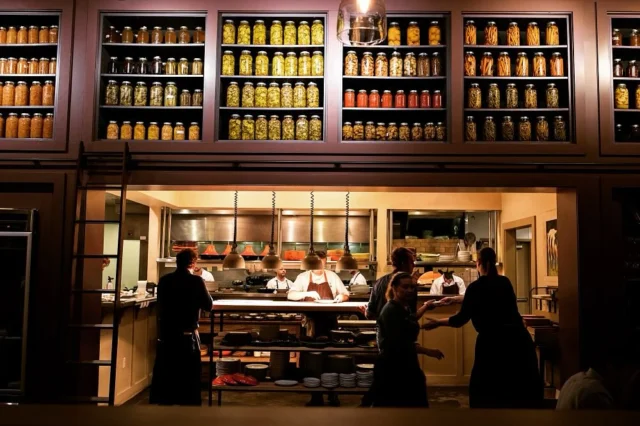 You asked for Charleston recs, and we’ve got you covered!

One of YourPad’s favorites, @thegrocerychs, sits right on King Street, serving up Mediterranean-inspired flavors, a daily happy hour, and plenty of vegetarian, vegan, and gluten-free options.

Especially for our guests with large parties, their dining room fits any group. We know you’ll LOVE this place ✨