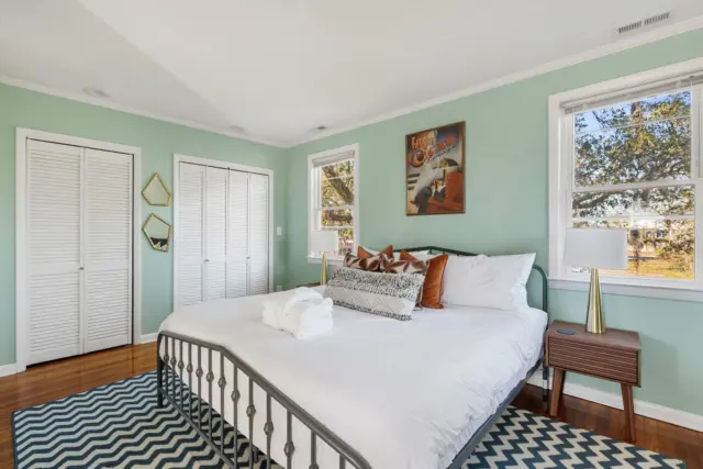 🌿 Escape to Casita Rosa — your peaceful marshview retreat on James Island.⁠
⁠
Just minutes from downtown Charleston and Folly Beach, this cozy 1-bedroom stay has everything: king bed, full kitchen, balcony for sunrise views, and total Southern charm.⁠
⁠
✨ Book direct at yourpadbookings.com for best rates + perks.