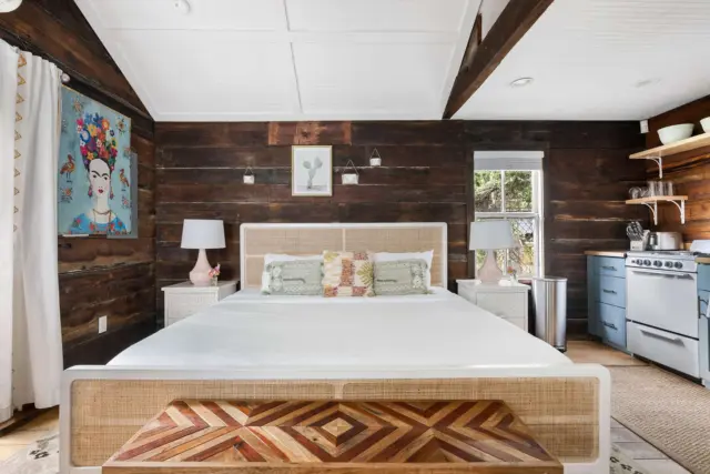 🌿 Cozy, walkable, and full of Charleston charm, welcome to the Charming King Studio Bungalow in the heart of downtown.⁠
⁠
Perfect for solo travelers or couples, this newly renovated space features a luxe king bed with Spanish sheets, a full kitchen, and high-speed WiFi, everything you need to relax between adventures. Step outside and explore Charleston’s best cafes, shops, and historic sights, all just steps away.⁠
⁠
✨ A dreamy little escape in one of the city’s most vibrant neighborhoods.⁠
⁠
📍 Book direct at yourpadbookings.com for the best rates + perks